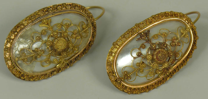 Paire de pendant en nacre et filigrane d'or, milieu du XIXe siècle, inv.t2522